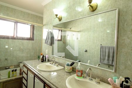 Casa de condomínio para alugar com 550m², 4 quartos e 4 vagas Casa de condomínio para alugar com 550m², 4 quartos e 4 vagasBanheiro da Suíte 2