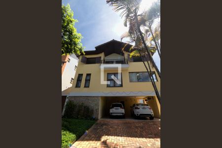 Casa de condomínio para alugar com 550m², 4 quartos e 4 vagas Casa de condomínio para alugar com 550m², 4 quartos e 4 vagasFachada