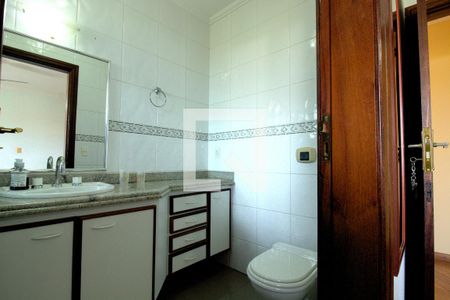 Casa de condomínio para alugar com 550m², 4 quartos e 4 vagas Casa de condomínio para alugar com 550m², 4 quartos e 4 vagasBanheiro da Suíte 4