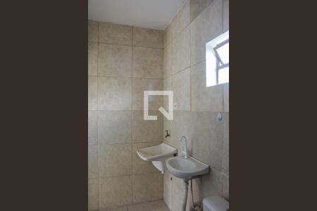 Banheiro e Área de Serviço de kitnet/studio para alugar com 1 quarto, 20m² em Jardim Calux, São Bernardo do Campo