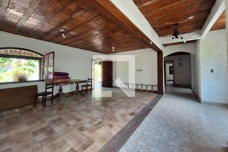 Sala de casa à venda com 3 quartos, 720m² em Itaipu, Niterói
