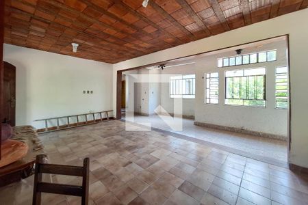 Sala de casa à venda com 3 quartos, 720m² em Itaipu, Niterói