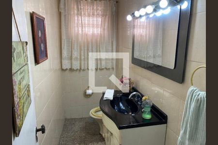 Casa à venda com 300m², 4 quartos e 2 vagas Casa à venda com 300m², 4 quartos e 2 vagasLavabo