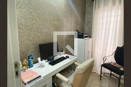 Casa à venda com 300m², 4 quartos e 2 vagas Casa à venda com 300m², 4 quartos e 2 vagasEscritório