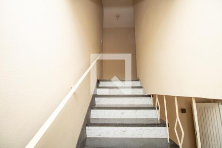 Escada de acesso ao piso superior  de casa à venda com 3 quartos, 142m² em Planalto Paulista, São Paulo