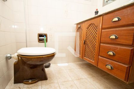 Banheiro. Armário e louça sanitária  de casa à venda com 3 quartos, 142m² em Planalto Paulista, São Paulo