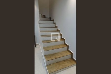 Escada de casa à venda com 3 quartos, 170m² em Km 18, Osasco