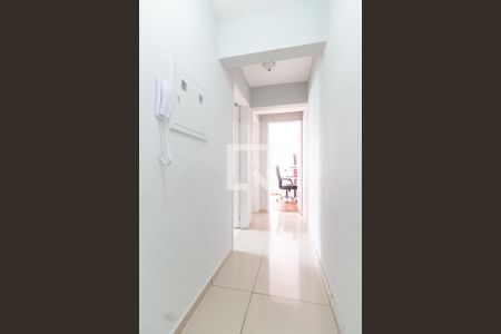 Corredor de apartamento à venda com 2 quartos, 53m² em Vila Vitório Mazzei, São Paulo