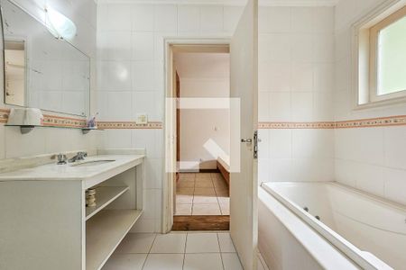 Casa de condomínio para alugar com 420m², 6 quartos e 5 vagasBanheiro da Suíte 2