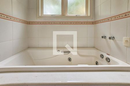 Casa de condomínio para alugar com 420m², 6 quartos e 5 vagasBanheiro da Suíte 2