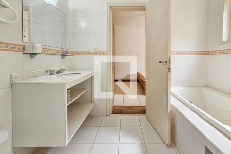 Casa de condomínio para alugar com 420m², 6 quartos e 5 vagasBanheiro da Suíte 2