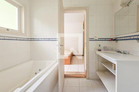 Casa de condomínio para alugar com 420m², 6 quartos e 5 vagasBanheiro da Suíte 1