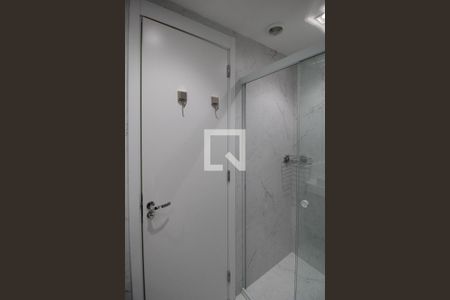 Banheiro de kitnet/studio para alugar com 1 quarto, 30m² em Pinheiros, São Paulo