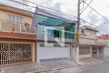 Casa à venda com 200m², 3 quartos e 2 vagas Casa à venda com 200m², 3 quartos e 2 vagasFachada