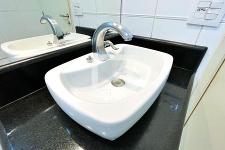 Banheiro de apartamento para alugar com 3 quartos, 63m² em Vila das Bandeiras, Guarulhos