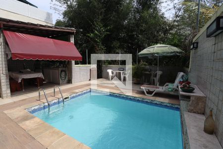 Casa de condomínio à venda com 175m², 4 quartos e 1 vagaPiscina
