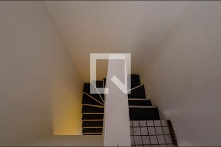 Escada de casa para alugar com 3 quartos, 101m² em Vila Amaral, Belo Horizonte