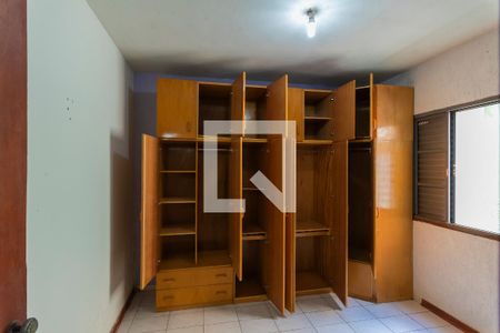 Casa à venda com 250m², 4 quartos e 3 vagas Casa à venda com 250m², 4 quartos e 3 vagasQuarto 1 - Armários