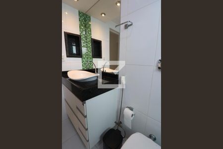 Banheiro de apartamento para alugar com 2 quartos, 64m² em Alcântara, São Gonçalo