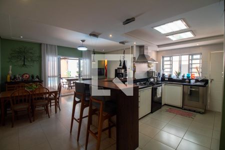 Casa à venda com 350m², 4 quartos e 4 vagas Casa à venda com 350m², 4 quartos e 4 vagasCozinha