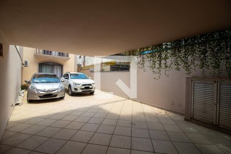Casa à venda com 350m², 4 quartos e 4 vagas Casa à venda com 350m², 4 quartos e 4 vagasGaragem