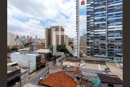 Sala/Cozinha -Vista de apartamento para alugar com 1 quarto, 24m² em Barra Funda, São Paulo