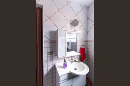 Banheiro da Suíte 1 de casa para alugar com 2 quartos, 80m² em Vila Bertioga, São Paulo