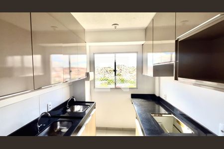 Cozinha de apartamento à venda com 2 quartos, 55m² em Chácara Contagem, Contagem
