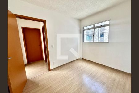 Quarto de apartamento à venda com 2 quartos, 55m² em Chácara Contagem, Contagem