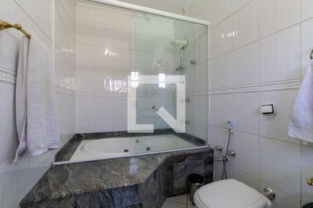 Casa à venda com 500m², 3 quartos e 6 vagas Casa à venda com 500m², 3 quartos e 6 vagasBanheiro da suíte 1