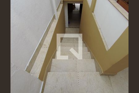 Casa à venda com 144m², 3 quartos e 4 vagasEscada acessoa a garagem