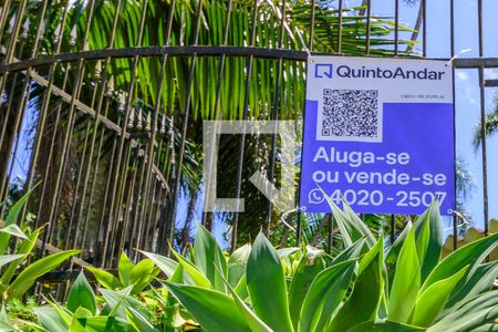 Casa à venda com 347m², 4 quartos e 3 vagas Casa à venda com 347m², 4 quartos e 3 vagasPlaquinha