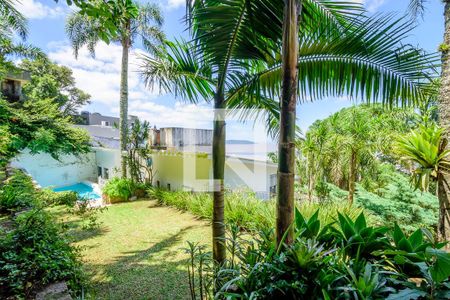 Casa à venda com 347m², 4 quartos e 3 vagas Casa à venda com 347m², 4 quartos e 3 vagasPiscina