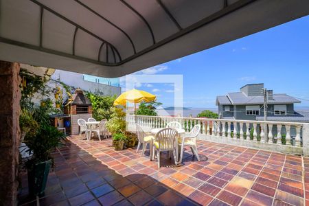 Casa à venda com 347m², 4 quartos e 3 vagas Casa à venda com 347m², 4 quartos e 3 vagasVaranda