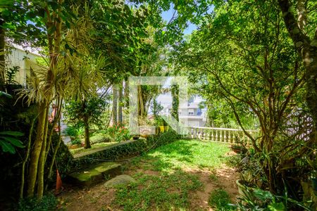 Casa à venda com 347m², 4 quartos e 3 vagas Casa à venda com 347m², 4 quartos e 3 vagasQuintal