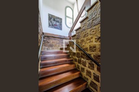 Casa à venda com 347m², 4 quartos e 3 vagas Casa à venda com 347m², 4 quartos e 3 vagasEscada