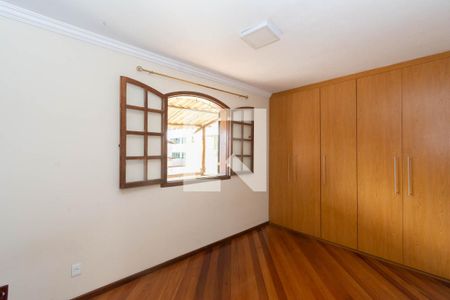 Casa à venda com 380m², 5 quartos e 2 vagasQuarto 1