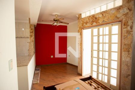 Casa à venda com 150m², 4 quartos e 2 vagas Casa à venda com 150m², 4 quartos e 2 vagasEdícula Sala