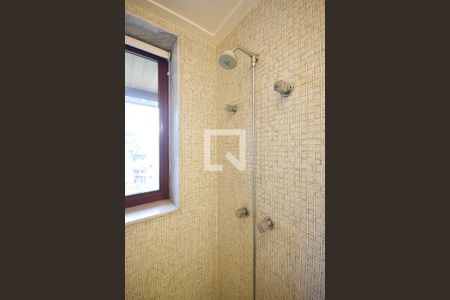 Apartamento à venda com 450m², 4 quartos e 5 vagasChuveiro do Banheiro da Suíte 2