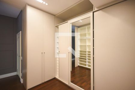 Apartamento à venda com 450m², 4 quartos e 5 vagasArmário da Suíte 4