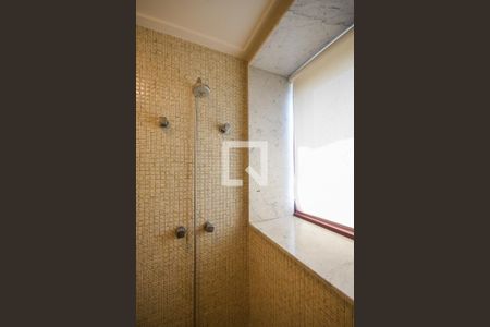 Apartamento à venda com 450m², 4 quartos e 5 vagasChuveiro do Banheiro da Suíte 1