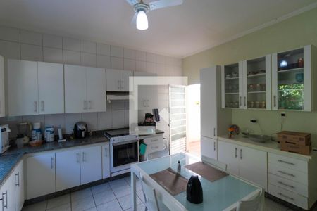 Casa à venda com 340m², 4 quartos e 5 vagas Casa à venda com 340m², 4 quartos e 5 vagasCozinha