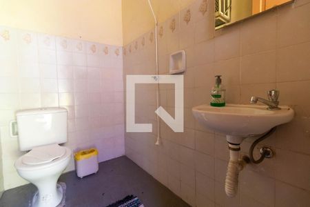 Casa à venda com 340m², 4 quartos e 5 vagas Casa à venda com 340m², 4 quartos e 5 vagasBanheiro da Edícula