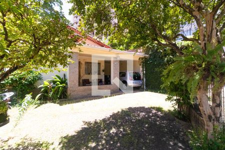 Casa à venda com 340m², 4 quartos e 5 vagas Casa à venda com 340m², 4 quartos e 5 vagasFachada