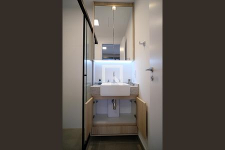Banheiro de kitnet/studio para alugar com 1 quarto, 25m² em Pinheiros, São Paulo