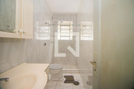 Banheiro de apartamento à venda com 1 quarto, 58m² em São João, Porto Alegre