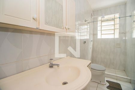 Banheiro de apartamento à venda com 1 quarto, 58m² em São João, Porto Alegre