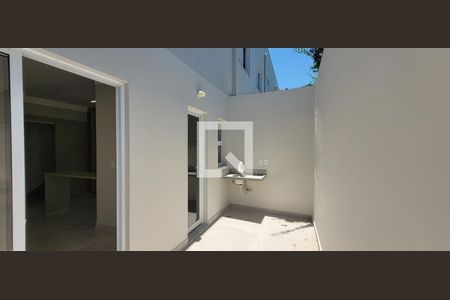 Casa de condomínio à venda com 105m², 3 quartos e 2 vagasQuintal