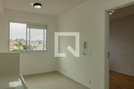 Sala/Cozinha de apartamento para alugar com 1 quarto, 27m² em Jardim Itacolomi, São Paulo