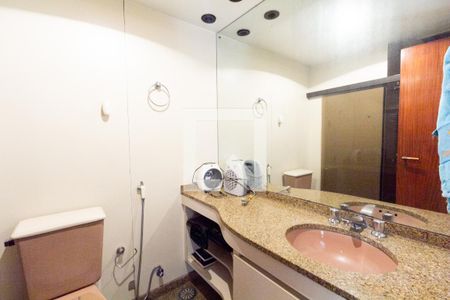 Apartamento para alugar com 250m², 4 quartos e 4 vagas Apartamento para alugar com 250m², 4 quartos e 4 vagasBanheiro da Suíte 1